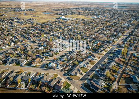 Drohnenbild, das die Stadt Martensville in Saskatchewan mit Vorstadtbereichen und Wohngebieten erfasst Stockfoto