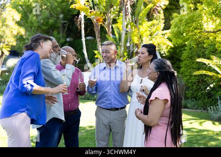 Feiern Sie im Garten, trinken Sie bei der Hochzeitsfeier Getränke Stockfoto