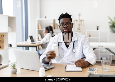 Ärztliche Beratung und Rezeptvergabe in der modernen Arztpraxis Stockfoto