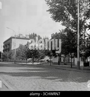 Eine Schwarzweißaufnahme aus dem Archiv, aufgenommen in Sloviansk in den 1960er Jahren Bankovska Straße, gepflastert mit Kopfsteinpflaster, während des Abrisses alter vorrevolutionärer Gebäude. Anstelle eines abgerissenen Hauses befindet sich ein leeres Grundstück und ein Haufen Bauschutt. Das Foto ist ein historisches Dokument, das die Rekonstruktion aus der Sowjetzeit und das sich verändernde historische Gesicht des Zentrums von Sloviansk feststellt Stockfoto