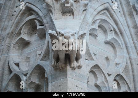 Zagreb, Kroatien - 28. August 2012 - gotischer Steingargoyle auf der historischen Fassade der Kathedrale. Stockfoto