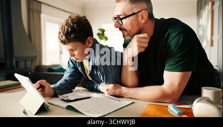 Heim, Vater und Kind mit Tablet, Lernen und Hilfe für Prüfungen, Wachstum und Entwicklung mit Wissen. E-Learning, Junge und bereiten Sie sich auf Mathe-Test mit vor Stockfoto