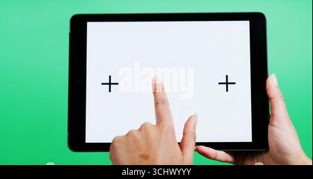 Hände, Tablet und leerer Bildschirm im Studio mit Klick, Bildfläche oder benutzeroberfläche auf grünem Hintergrund. Personen-, Techniker- und Benutzererfahrung mit Scroll, Point oder Stockfoto