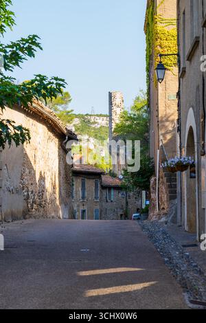 Enge Gassen von Minerve, Occitanie, Frankreich, mit mittelalterlichen Steinbauten in hellen Beige- und Brauntönen Stockfoto