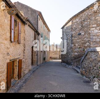 Enge Gassen von Minerve, Occitanie, Frankreich, mit mittelalterlichen Steinbauten in hellen Beige- und Brauntönen Stockfoto