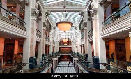 Großartiger Innenblick auf das Luce Foundation Center, Smithsonian American Art Museum, Washington, D.C., mit verzierten Säulen und Glasdecke. Stockfoto