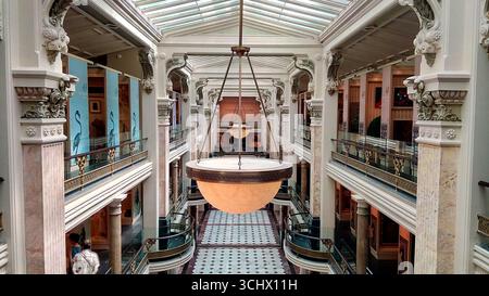 Großartiger Innenblick auf das Luce Foundation Center, Smithsonian American Art Museum, Washington, D.C., mit verzierten Säulen und Glasdecke. Stockfoto