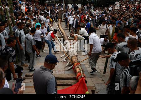 Kathmandu, Nepal. September 2025. Am 4. September 2025 in Kathmandu, Nepal. Anhänger und Mitglieder der nepalesischen Armee bereiten sich darauf vor, einen zeremoniellen Stab zu ziehen, der den Beginn des einwöchigen Indrajatra-Festivals markiert. (Foto: Abhishek Maharjan/SIPA USA) Credit: SIPA USA/Alamy Live News Stockfoto