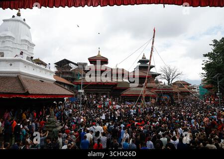 Kathmandu, Nepal. September 2025. Am 4. September 2025 in Kathmandu, Nepal. Ein zeremonieller Stab, der am UNESCO-Weltkulturerbe, dem Basantapur Durbar Square, errichtet wurde, markiert den Beginn des einwöchigen Indrajatra-Festivals. (Foto: Abhishek Maharjan/SIPA USA) Credit: SIPA USA/Alamy Live News Stockfoto