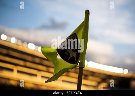 Eine Eckfahne mit dem Logo des Torino FC weht während der Halbzeit des Fußballspiels der Serie A zwischen Torino FC und ACF Fiorentina. Stockfoto