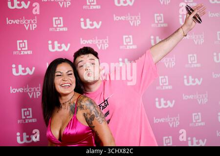 Fernsehstar Jasmin Herren mit ihrem Freund und Sänger Philipp Bender bei der Premiere der neuen Staffel der Dating-Show Love Island VIP im CineNova Kino - die neue Staffel wird ab dem 11. September bei RTL2 ausgesetrahlt. Köln, 03.09.2025 NRW Deutschland *** TV-Star Jasmin Herren mit ihrem Freund und Sänger Philipp Bender bei der Premiere der neuen Saison der Dating-Show Love Island VIP im CineNova Kino die neue Saison wird ab 11. September auf RTL2 ausgestrahlt Köln, 03 09 2025 NRW Deutschland Copyright: XChristophxHardtx Stockfoto