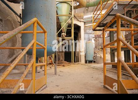 Das Innere einer verlassenen Fabrik Stockfoto