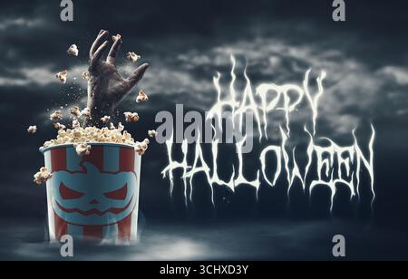 Frohe Halloween-Wünsche und Zombiehand, die aus einem Popcorn-Eimer kommt Stockfoto