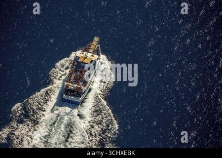 Ausflugsboot nach Cap Norfeu, Cap de Creuers Cadaques, mediterrane Bucht der Rosen, blaues Wasser, Rosen, Costa Brava, Katalonien, Spanien, Europa, Aerial VI Stockfoto
