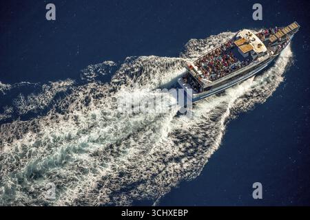 Ausflugsboot nach Cap Norfeu, Cap de Creuers Cadaques, mediterrane Bucht der Rosen, blaues Wasser, Rosen, Costa Brava, Katalonien, Spanien, Europa, Aerial VI Stockfoto