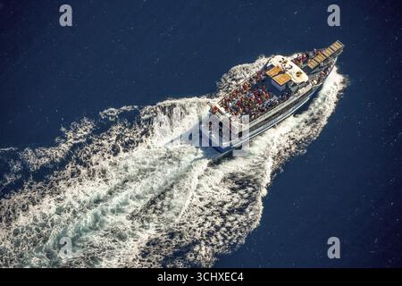 Ausflugsboot nach Cap Norfeu, Cap de Creuers Cadaques, mediterrane Bucht der Rosen, blaues Wasser, Rosen, Costa Brava, Katalonien, Spanien, Europa, Aerial VI Stockfoto