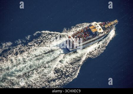 Ausflugsboot nach Cap Norfeu, Cap de Creuers Cadaques, mediterrane Bucht der Rosen, blaues Wasser, Rosen, Costa Brava, Katalonien, Spanien, Europa, Aerial VI Stockfoto