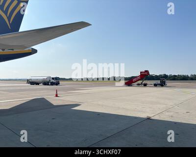 Flugzeuge auf der Start- und Landebahn am Flughafen Edinburgh, die Luftfahrt, Jets-Rollflugzeug und Schottlands internationales Reisezentrum in Aktion zeigen. Schottland Stockfoto