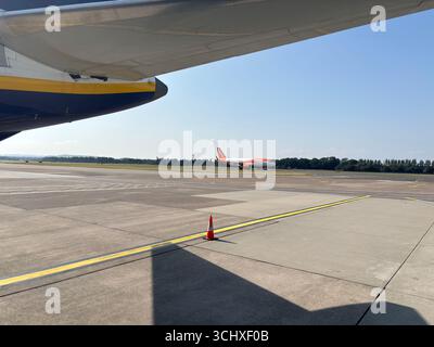 Flugzeuge auf der Start- und Landebahn am Flughafen Edinburgh, die Luftfahrt, Jets-Rollflugzeug und Schottlands internationales Reisezentrum in Aktion zeigen. Schottland Stockfoto