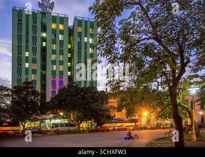 Hotel Santa Clara Libre at Vidal Park, Streetlife im Stadtzentrum von Santa Clara am Parque de Santa Clara, Santa Clara, Kuba, Villa Clara Stockfoto
