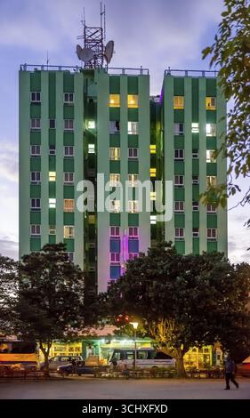 Hotel Santa Clara Libre at Vidal Park, Streetlife im Stadtzentrum von Santa Clara am Parque de Santa Clara, Santa Clara, Kuba, Villa Clara Stockfoto