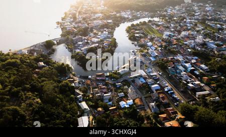 Luftbild des Barra da Lagoa Kanals in Florianópolis, der die Lagoa da Conceição mit dem Atlantischen Ozean verbindet, mit Gebäuden und Stadtentwicklung Stockfoto