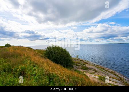 Helsinki, Finnland. August 2025. Panoramablick auf die Küste der Insel Stockfoto