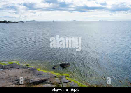 Helsinki, Finnland. August 2025. Panoramablick auf die Küste der Insel Stockfoto
