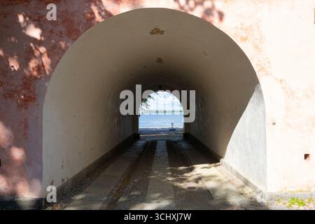 Helsinki, Finnland. August 2025. Die militärischen Befestigungsanlagen rund um die Insel Stockfoto