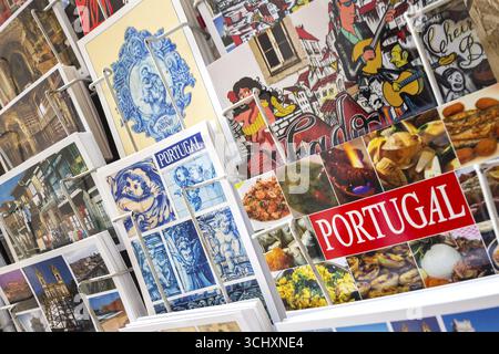 Postkarten von Coimbra an einem Postkartenstand, Miranda do Corvo, Bezirk Coimbra, Portugal, Europa, Luftaufnahme, Vogelperspektive, Reise, Reisefoto Stockfoto