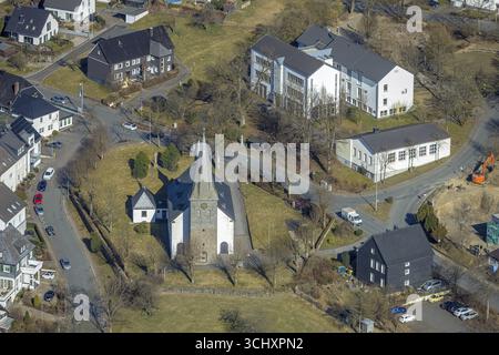 Aus der Vogelperspektive, Kirchgemeinde St. Cyriakus Rhode im Stadtzentrum, Franz-Hitze-Schule - katholische Grundschule, Rhode, Olpe, Sauerland, Nordrhein-We Stockfoto