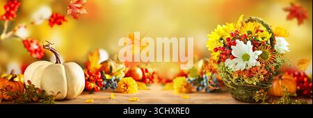 Festliche Herbstdekoration mit Kürbissen, Blumen und Herbstblättern. Konzept des Thanksgiving-Tages oder Halloween Stockfoto