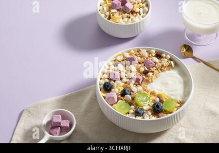 Gemüse und Obst Bilder von gesunder Nahrung, reich an Vitaminen, köstliche und gesunde Frühstückschüssel mit Joghurt, Müsli und Obst Stockfoto