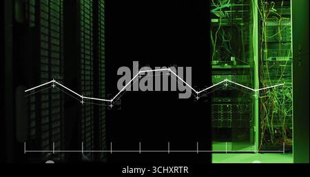 Anzeige von weißen Liniendiagrammen auf Server-Racks mit Laufwerkschächten, Netzwerkkabeln und LED-LEDs Stockfoto