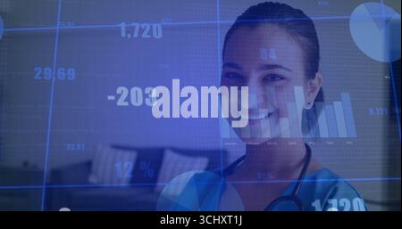 Ein lächelnder südasiatischer Arzt trägt Peelings, Stethoskop in der Lounge, zeigt Datenüberlagerungen, Kopierraum Stockfoto