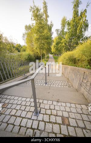 Steintreppe mit Metallgeländern, flankiert von üppigem Grün, kleine Stadt Perle Nagold, Schwarzwald, Deutschland Stockfoto
