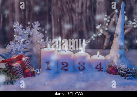 Weihnachtsdekoration für den Advent mit vier Kerzen Stockfoto