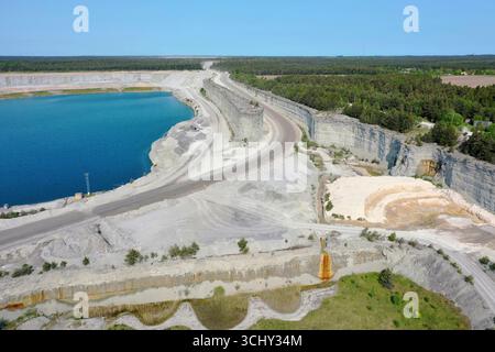 Abbau von Kalkstein für die Zementproduktion, Luftaufnahme, Schweden, Gotland, Slitere NP Stockfoto