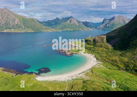 Bergige Küstenlandschaft und Bucht mit Sandstrand, Blick aus der Vogelperspektive, Norwegen, Vesteralen, Langoya, Hovden Stockfoto
