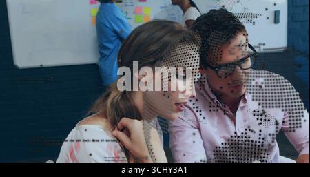 Kollegen, die einen Laptop mit Whiteboard-Haftnotizen untersuchen, während sie sich mit einem technischen Overlay treffen Stockfoto
