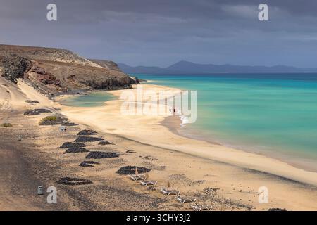 Personen am Strand Playa de Mal Nombre bei Niederschlag, Kanarische Inseln, Fuerteventura, Pajara Stockfoto