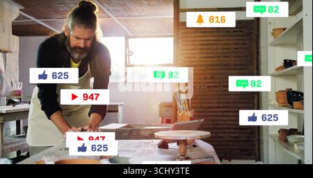Bärtige Handwerkskunst formende Tongefäße auf Töpferrad in der Werkstatt, Werkzeuge Laptopregale, Kopierraum Stockfoto