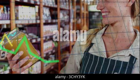 Inspektionsbeamter in der Schürze mit Glasbehälter im Lebensmittelbereich, Regale und Diagrammüberlagerung, Kopierraum Stockfoto