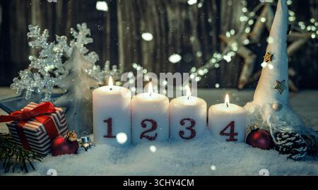 Weihnachtsdekoration für den Advent mit vier Kerzen Stockfoto