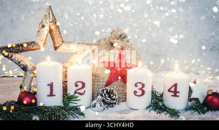 Weihnachtsdekoration für den Advent mit vier Kerzen Stockfoto