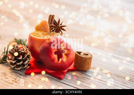 Weihnachtlich dekorierter ausgehöhlter roter Apfel gefüllt mit Apfelgelee Stockfoto