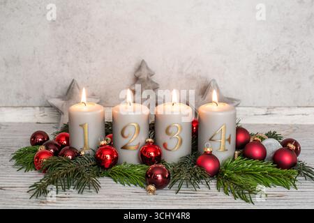 Weihnachtsdekoration für den Advent mit vier Kerzen Stockfoto
