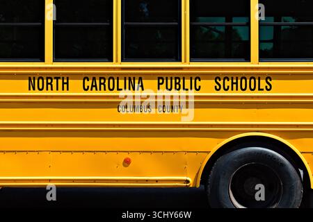 Whiteville, NC – 24. August 2025: Ein Seitenschuss eines North Carolina Public School Busses als neues Schuljahr beginnt. Stockfoto