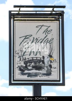 Traditionelles hängendes Pub-Schild im Bridge Inn - Gastro Public House - Upper Woodford, Salisbury, Wiltshire, England, Großbritannien Stockfoto