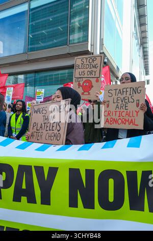 London, Großbritannien. September 2025. Gesundheitspersonal mit Unite the Gewerkschaftsstreik vor dem Doctors Laboratory (TDL) und Health Service Laboratories (HSL), protestieren vor dem University College London Hospitals (UCLH) gegen Bezahlung und Arbeitsbedingungen. Einige Mitarbeiter verdienen bis zu 27 % weniger als NHS-Kollegen. Quelle: Joshua Bendall/Alamy Live News. Stockfoto